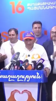 Никол Пашинян в бейсболке празднует победу