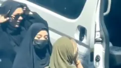 در این ویدیو دیده می‌شود چند مامور زن گشت ارشاد، این زن را که شال و مانتو و بر تن دارد به طرز خشونت آمیزی بازداشت و سوار ون می‌کنند. چندی پیش احمدرضا رادان، فرمانده کل انتظامی ایران «رسیدگی به وضعیت حجاب و پوشش» را «مطالبه مردمی» خواند و گفت فراجا سعی کرده است با استفاده از «فضای تعامل و همکاری پلیس و مردم» طرح «نور» را اجرا کند.