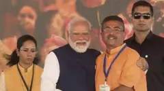 పశ్చిమ బెంగాల్ ముఖ్యమంత్రిగా ప్రమాణస్వీకారం చేసిన తరువాత అభినందనలు తెలుపుతున్న ప్రధాని మోదీ 