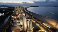 Zona turística costera de Wonsan Kalma en Wonsan. En la imagen se aprecian varios edificios de varias plantas, todos a lo largo de la costa.