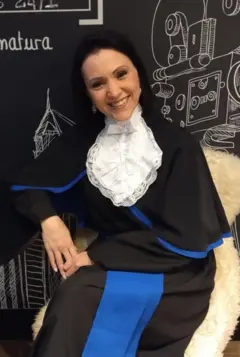 Deise usando beca em formatura