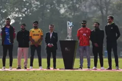 پی ایس ایل ٹیموں کے کپتان 13 فروری 2024 کو لاہور کے قذافی کرکٹ اسٹیڈیم میں پی ایس ایل ٹرافی کی نقاب کشائی کی تقریب کے دوران پوز دیتے ہوئے