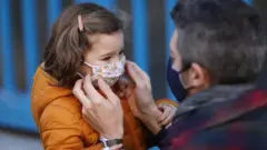 يعاني الآباء من كل الأجيال من ضغوط