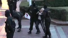 ОМОН митингчини кармап жатат