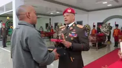 El general Marcano Lara le entrega una medalla al padre de uno de los soldados muertos en Caracas el 3 de enero.