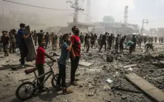 فلسطينيون في الشوارع وسط آثار للدمار جرّاء غارة إسرائيلية على حي الزيتون 