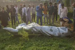 ভারত-শাসিত কাশ্মীরের পুলওয়ামায় বুধবার সকালে একটি অজানা বিমানের ভেঙে পড়া অংশ
