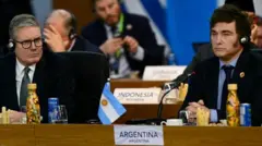 El primer ministro de Reino Unido, Keir Starmer, y el presidente de Argentina, Javier Milei, en la Cumbre del G20 en Río de Janeiro, Brasil, el 18 de noviembre de 2024.
