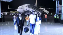 Bamwe mu mpunzi 103 ziturutse muri Libya, bari bageze ku kibuga mpuzamahanga cy'indege cya Kigali, ku wa kane nijoro