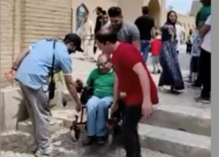 کانال در این ویدیو گروهی از شهروندان معلول برای گردشگری به کاشان رفته‌اند اما هیچ کدام از دیدنی‌های این شهر برای استفاده معلولان مناسب‌سازی نشده است.    مناسب‌سازی و دسترسی‌پذیری پیاده‌روها و معابر و اماکن عمومی برای افرادی که از ویلچر استفاده می‌کنند در بیشتر شهرها و اماکن عمومی ایران وجود ندارد. ‌
