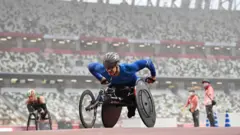 टोकियो पॅरालिंपिकमधल्या अ‍ॅथलेटिक्स स्पर्धेतलं दृश्य