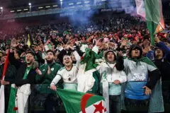جماهير الجزائر تُظهر دعمها خلال المباراة الودية بين الجزائر وأوروغواي. مارس/ آذار 2026