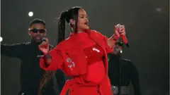Rihanna se apresenta no show de intervalo do Super Bowl, a final do futebol americano