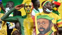 ደገፍቲ ሃገራዊት ጋንታ ማሊ ኣብ ቀረባ ኣብ ዝተኻየደ ግጥም ዋንጫ ኣፍሪቃ ስእሊ መራሒ ዕልዋ ኮለኔል ኣሲሚ ጎይታ ተሳኢሎም ኣትዮም