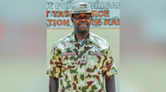 Ọgagun Oseni Braimah wọ aṣọ ologun ati fila