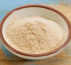 U﻿n bol rempli de poudre du fruit de baobab.