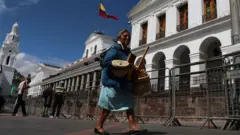 Mulher em frente ao palácio do governo em Quito