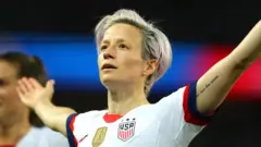 Megan Rapinoe comemorando um gol durante a Copa do Mundolinks de jogos de futebol2019