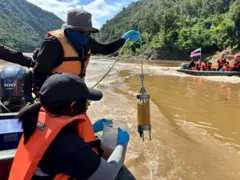 จากผลการตรวจสอบคุณภาพน้ำครั้งที่ 1 โดยกรมควบคุมมลพิษ พบว่าแม่น้ำสาละวินมีสารหนูปนเปื้อนเกินค่ามาตรฐาน