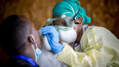 Umukozi wo kwa muganga uri gupima Covid mu Rwanda