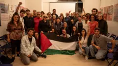 طاقم السفينة قبيل انطلاقهم إلى غزة