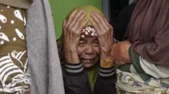 Perempuan, korban longsor, tangis pecah