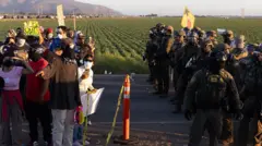 Manifestantes se enfrentan a agentes de Aduanas y Protección Fronteriza de EE.UU. frente a una redada de la Oficina Federal de Inmigración en Glass House Farms, Camarillo, California, el 10 de julio de 2025.