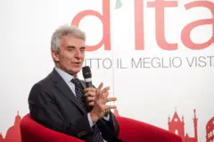 Pier falando ao microfone