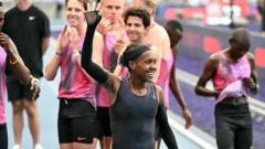 Faith Kipyegon wave after her attempt