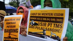 Sekelompok warga Sangihe berdemo di depan gedung Mahkamah Agung, Jakarta.