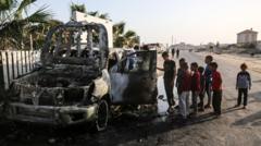 Los restos del coche atacado.