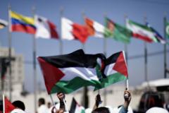 الأعلام الفلسطينية ترفرف أمام أعلام الدول الداعمة للمسعى الفلسطيني لإقامة دولة في الأمم المتحدة في 22 سبتمبر/أيلول 2011