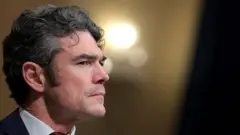 Joe kent Senato oturumunda ifade verirken 