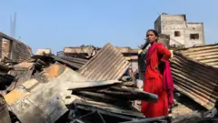 বাসিন্দারা বলছেন প্রায় দেড় হাজার ঘর পুড়েছে মঙ্গলবারের আগুনে