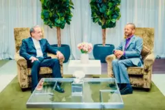 وزير الخارجية الإيراني مع وزير الخارجية العماني. بدأت الجولة الثالثة من المحادثات النووية بين الولايات المتحدة وإيران في جنيف بوساطة عمانية