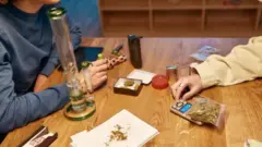 Des dealers de drogue avec des sachets de cannabis 