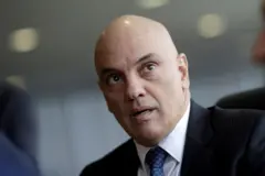 Alexandrecasas de aposta com bonusMoraes olhando para o lado, com olhar preocupado