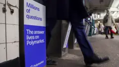 Aviso de Polymarket en la calle