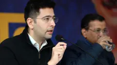 राघव चढ्ढा हे स्वयंसेवक म्हणून अरविंद केजरीवाल यांच्या टीममध्ये सहभागी झाले होते. एकेकाळी ते केजरीवाल यांचे अत्यंत विश्वासू रणनीतीकार मानले जात होते.