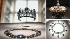 Uma composição com três imagens de joias roubadas do Museu do Louvre, em Paris. Uma tiara de safiras, um colar de esmeraldas e uma coroa ornamentada com esmeraldas, ouro e diamantes.