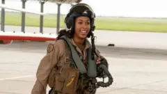 Luteni Jenerali Madeline Swegle amekuwa mwanamke wa kwanza Mmarekani mweusi kuendesha ndege ya kivita inayotumiwa na kikosi cha wanamaji cha Marekani