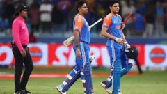 रोमहर्षक सुपर ओव्हरमध्ये श्रीलंकेचा पराभव करून पॅव्हेलियनमध्ये जात असताना सूर्यकुमार यादव आणि शुभमन गिल. 