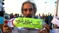 یوه ایراني سړي په یوه بوتل لیکلي: 'خبرداری:'اوبه د څښاک وړ نه دي.' د سیستان-بلوچستان خلکو د ۲۰۲۳ کال د جولای په ۳۱مه په افغانستان کې د طالبانو له خوا د هیرمند سیند د اوبو له بندولو وروسته د اوبو د بحران له امله لاریون وکړ. 