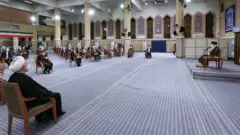 ابراهیم رئیسی و غلامحسین محسنی اژه ای (نفر اول از سمت چپ) در جایگاهی برابر رو به روی یکدیگر قرار داشتند
