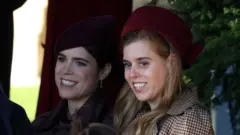As princesas Beatrice e Eugenie saem após participarem da missa de Natal da Família Real na igreja de Santa Maria Madalena, enquanto os membros da realeza se instalam na propriedade de Sandringham, no leste da Inglaterra, em 25 de dezembro de 2025.