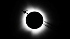 Avião passando pelo Sol no momento do Eclipse 