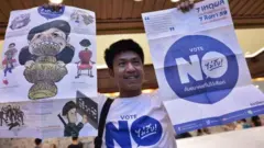 ไผ่ ดาวดิน ระหว่างทำกิจกรรมรณรงค์โหวตโน ในงานหนังสือแห่งชาติ เมื่อวันที่ 6 เม.ย. 2559