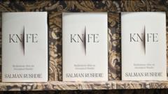 کتاب جدید سلمان رشدی، نویسنده بریتانیایی-آمریکایی به نام «چاقو» در یک کتابفروشی در نیویورک به فروش می رسد
