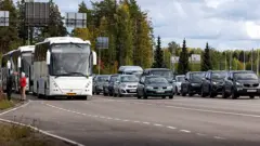 Очередь из автомобилей на границе России и Финляндии