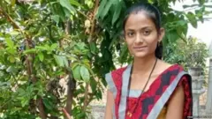 औरंगाबादच्या वैजापूर तालुक्यातील गोयेगावमध्ये आई आणि भावानेच कीर्ती मोटे या तरुणीचं शीर धडावेगळं केलं.